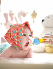 Squeeze spoon feeder
